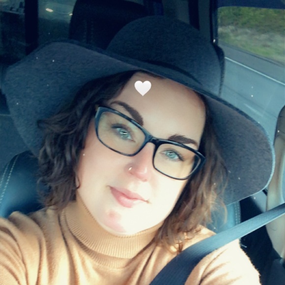 Meet your Posher, Angie - Picture 2 of 3